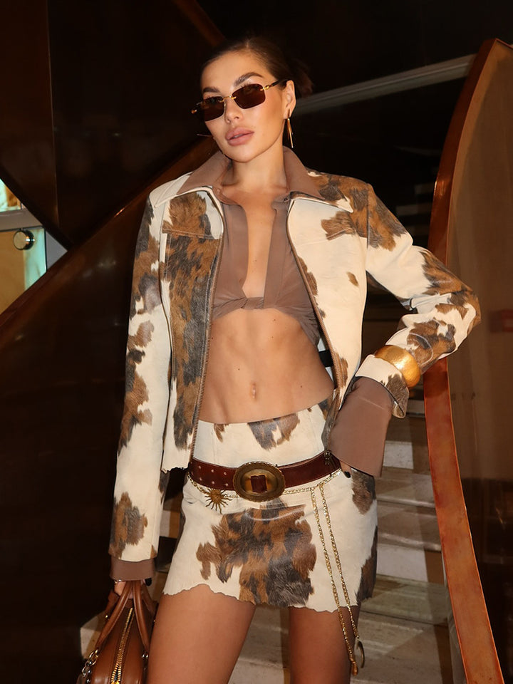Women's short jacket in cropped cut with cow print, zipper and shirt collar Amarae