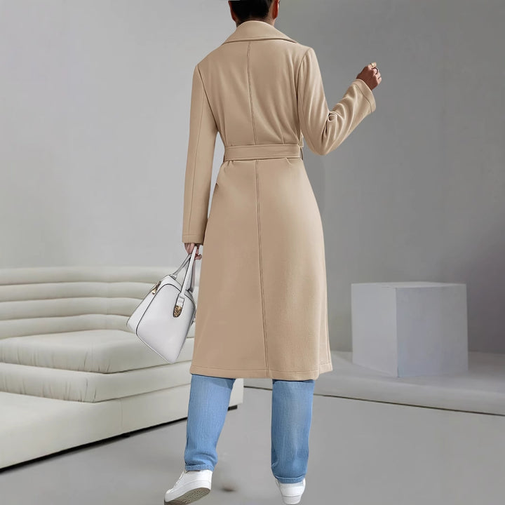 Classic and elegant trench coat for women with a waist belt and discreet pockets Lune London