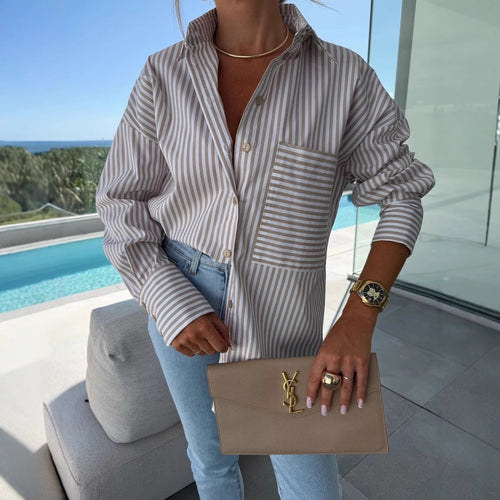 Chemisier décontracté pour femmes avec un motif de rayures classique et une poche poitrine appliquée Chic & Stil