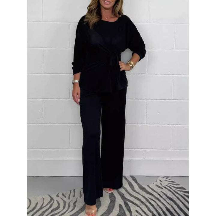 Elegant set for women in a fluid and soft material with a fitted top and loose pants Lune London