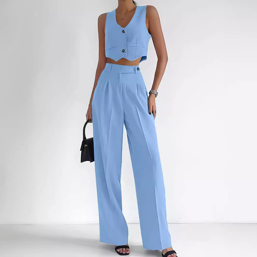 Women's trendy two-piece set with mid-calf pants and modern crop top Lune London