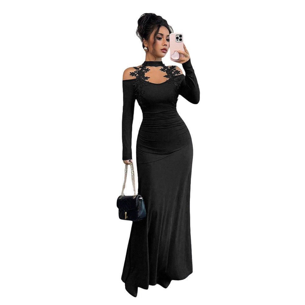 Robe de soirée ajustée pour femmes avec design à bretelles dénudées et accents floraux Chic & Stil