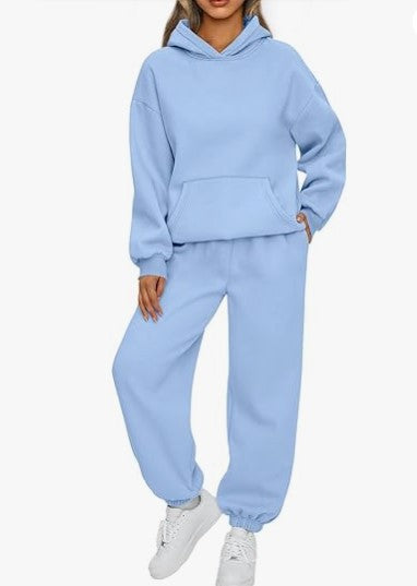 Women's comfortable hoodie suit made of high-quality sweatshirt material with practical pockets Chic & Stil