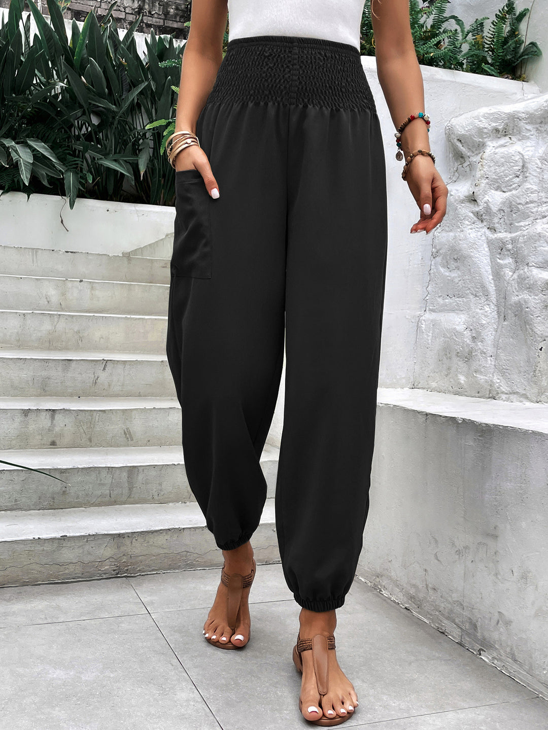 High-waisted leisure trousers for women with elastic waist and practical side pockets Lune London