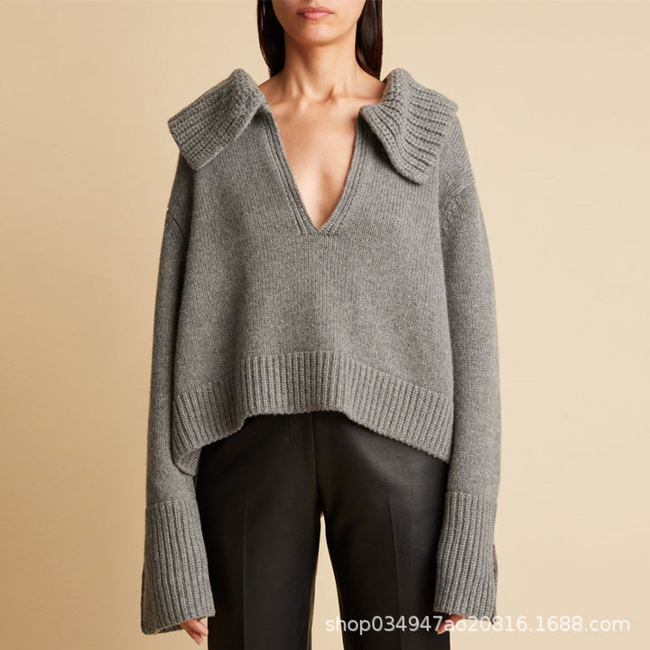 Pull en tricot élégant pour femmes avec décolleté en V profond et col oversized Chic & Stil