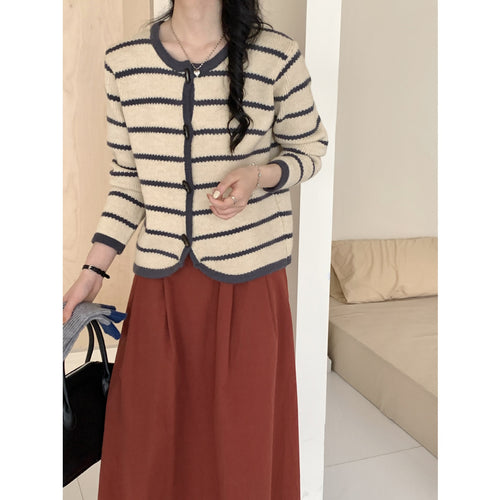 Gilet pour femmes avec motif rayé maritime et grands boutons Chic & Stil
