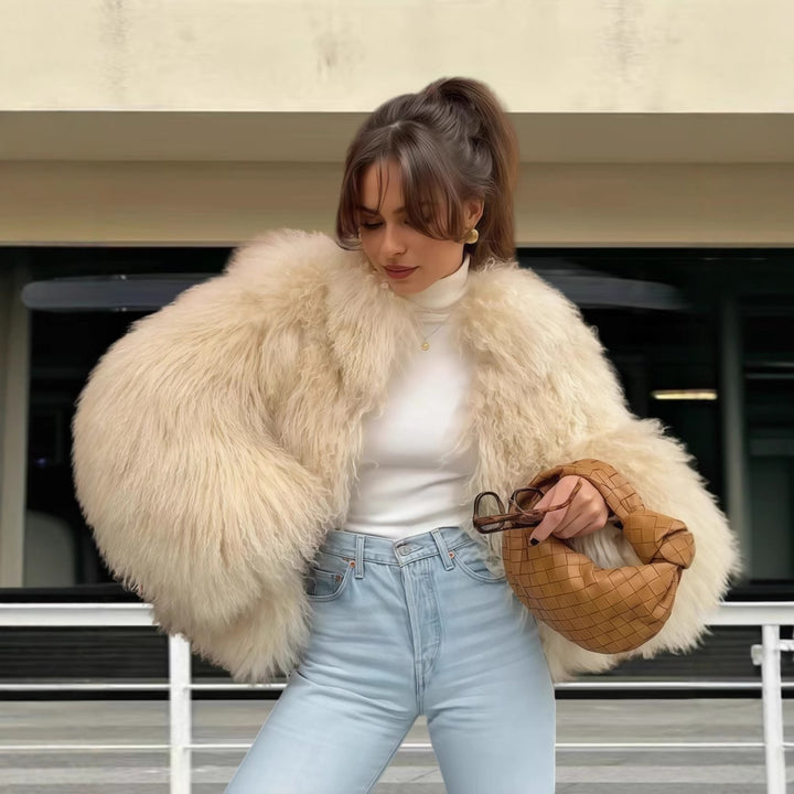 Ladies Luxurious Fur Coat with Voluminous Sleeves and a Chic Elegant Cut