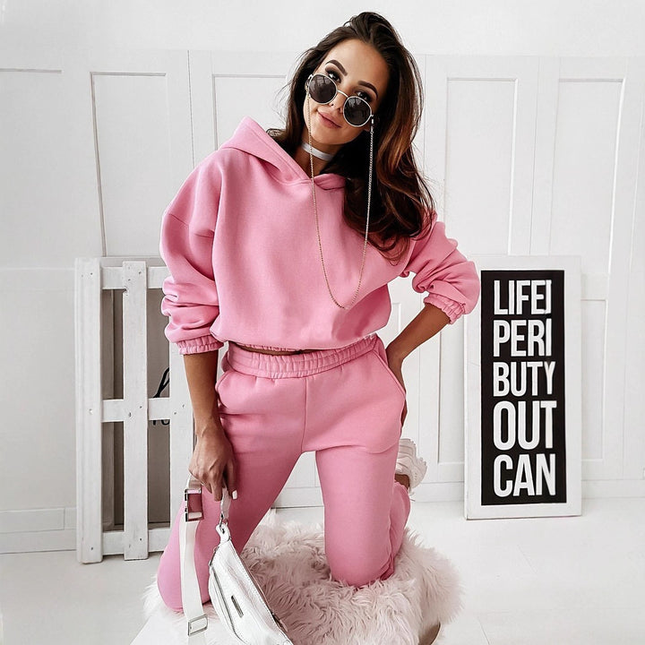 Comfortable tracksuit for women with hood and elastic waistband Chic & Stil