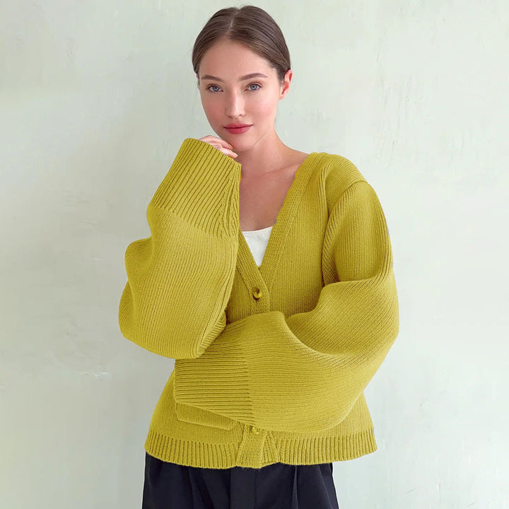 Cardigan pour femmes avec un col en V profond et de grandes poches Chic & Stil