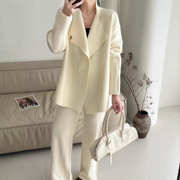 Blazer élégant pour femmes avec ceinture ajustée et texture fine Chic & Stil