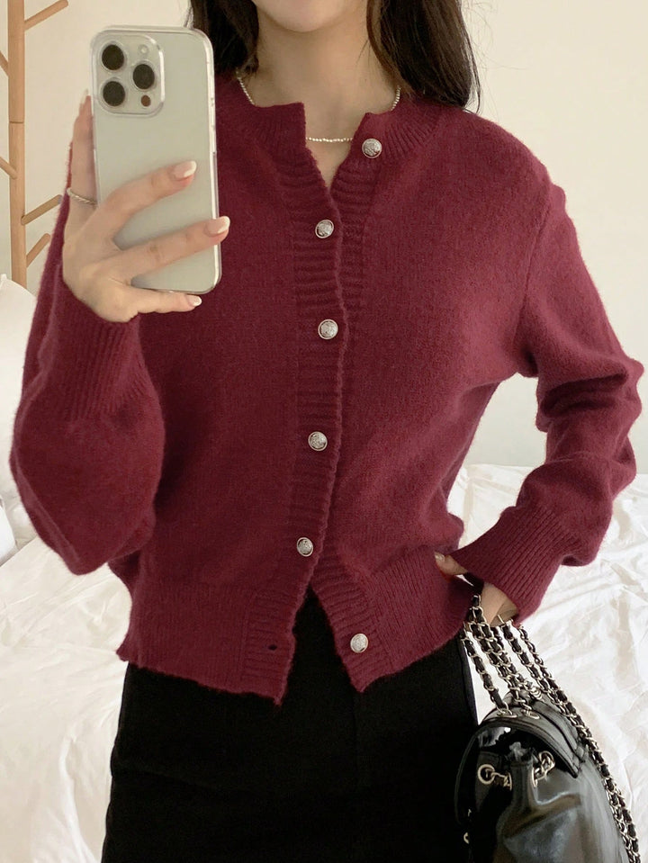 Cardigan confortable pour femmes avec des détails de boutons dorés et un élégant col en V Chic & Stil