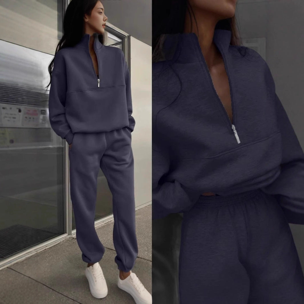 Women's sweatshirt and jogging pants set with modern stand-up collar Chic & Stil