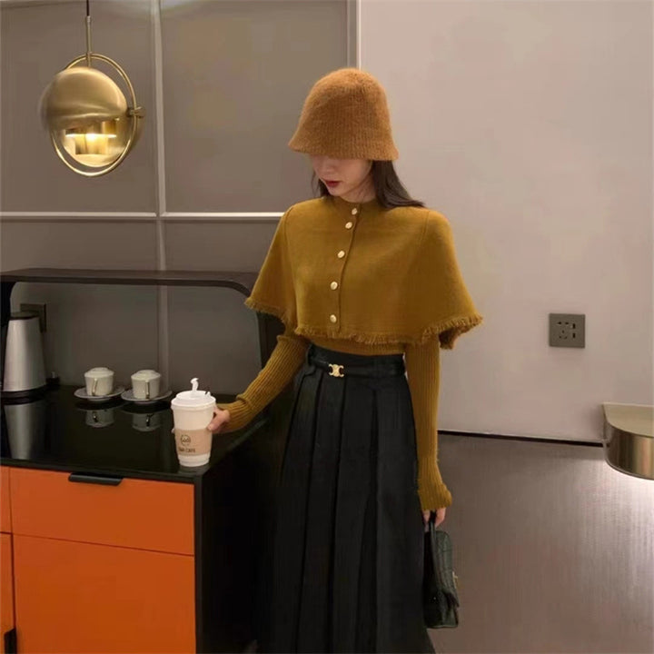 Top féminin à la mode avec un design à franges et des détails de boutons Chic & Stil