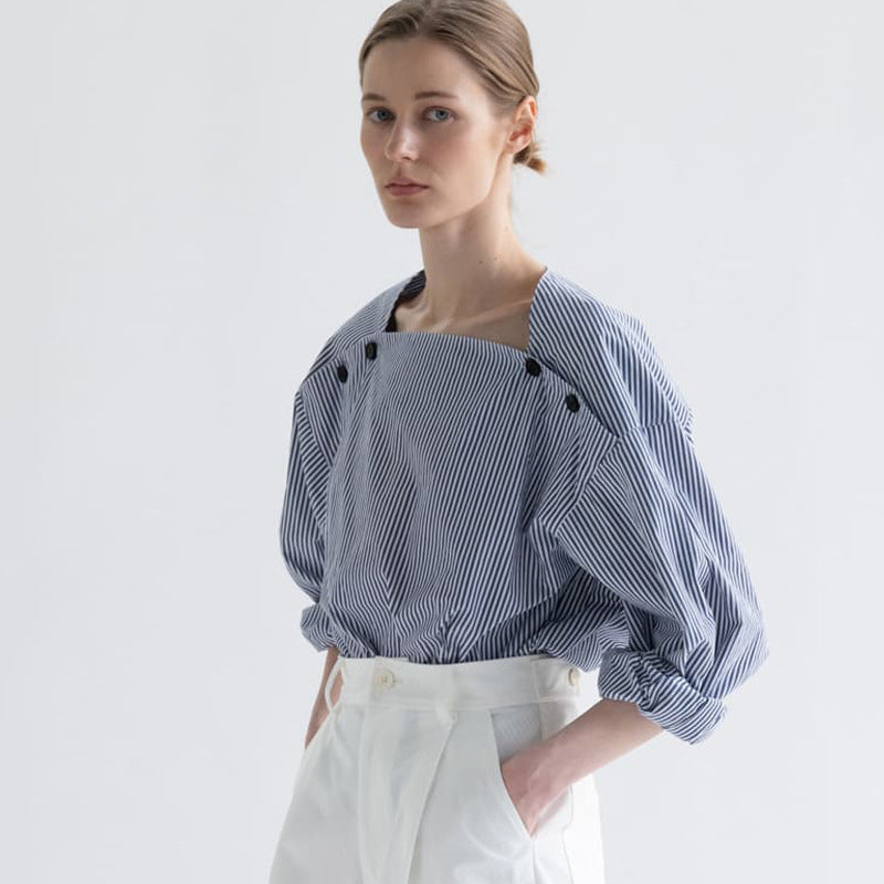 Blouse féminine à la mode avec des détails de bouton innovants Chic & Stil