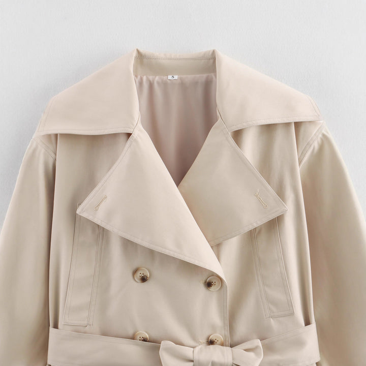 Short trench coat for women with an elegant waist and practical pockets Lune London