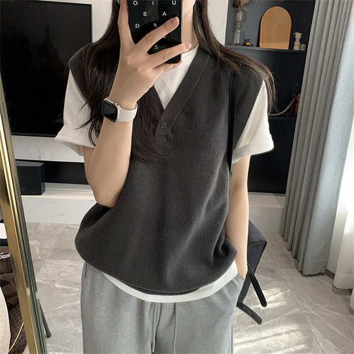 Gilet en tricot tendance pour femmes avec décolleté en V et boutons décoratifs Chic & Stil