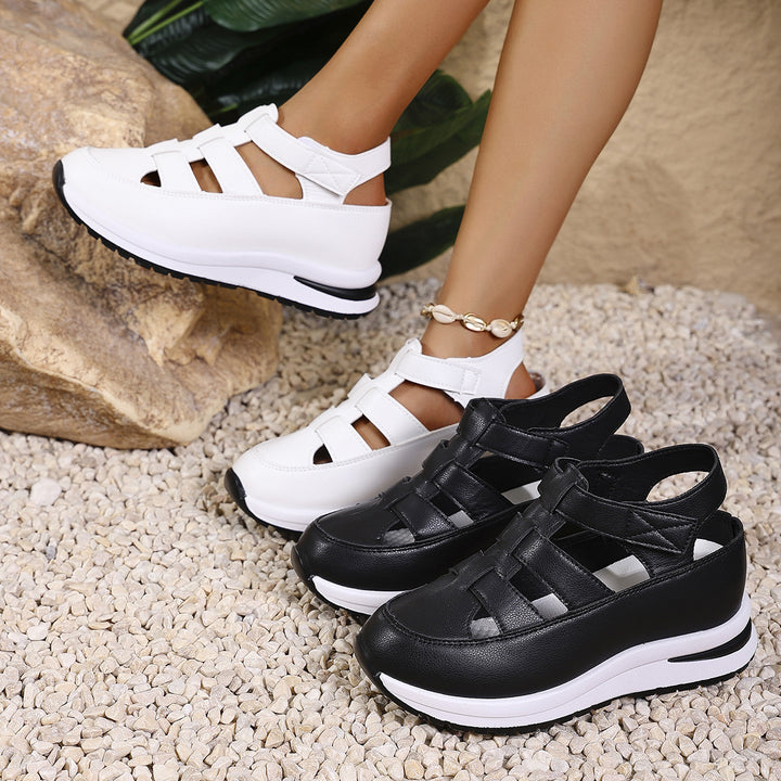 Comfortable sandals for women with fashionable crisscross straps and a breathable upper material Lune London.