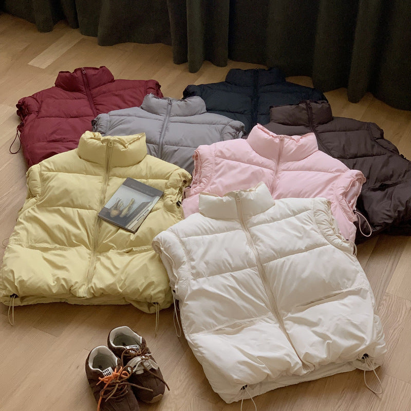 Quilted leisure jacket for women with a high collar and practical pockets.