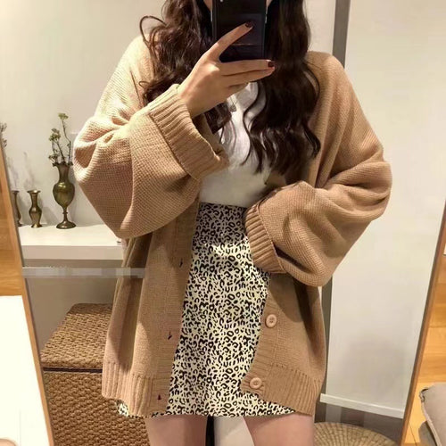 Casual knitted cardigan for women with voluminous sleeves and a chic button placket