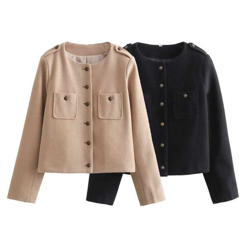 Short women's jacket with practical pockets and elegant button details Lune London