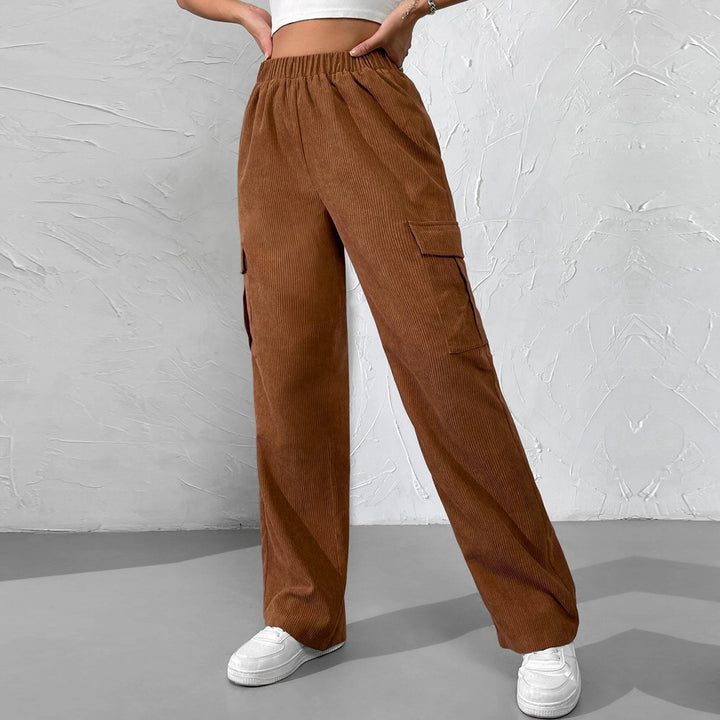 Chic & Stil Women's cargo pants in velvety material with an elastic waist and practical side pockets