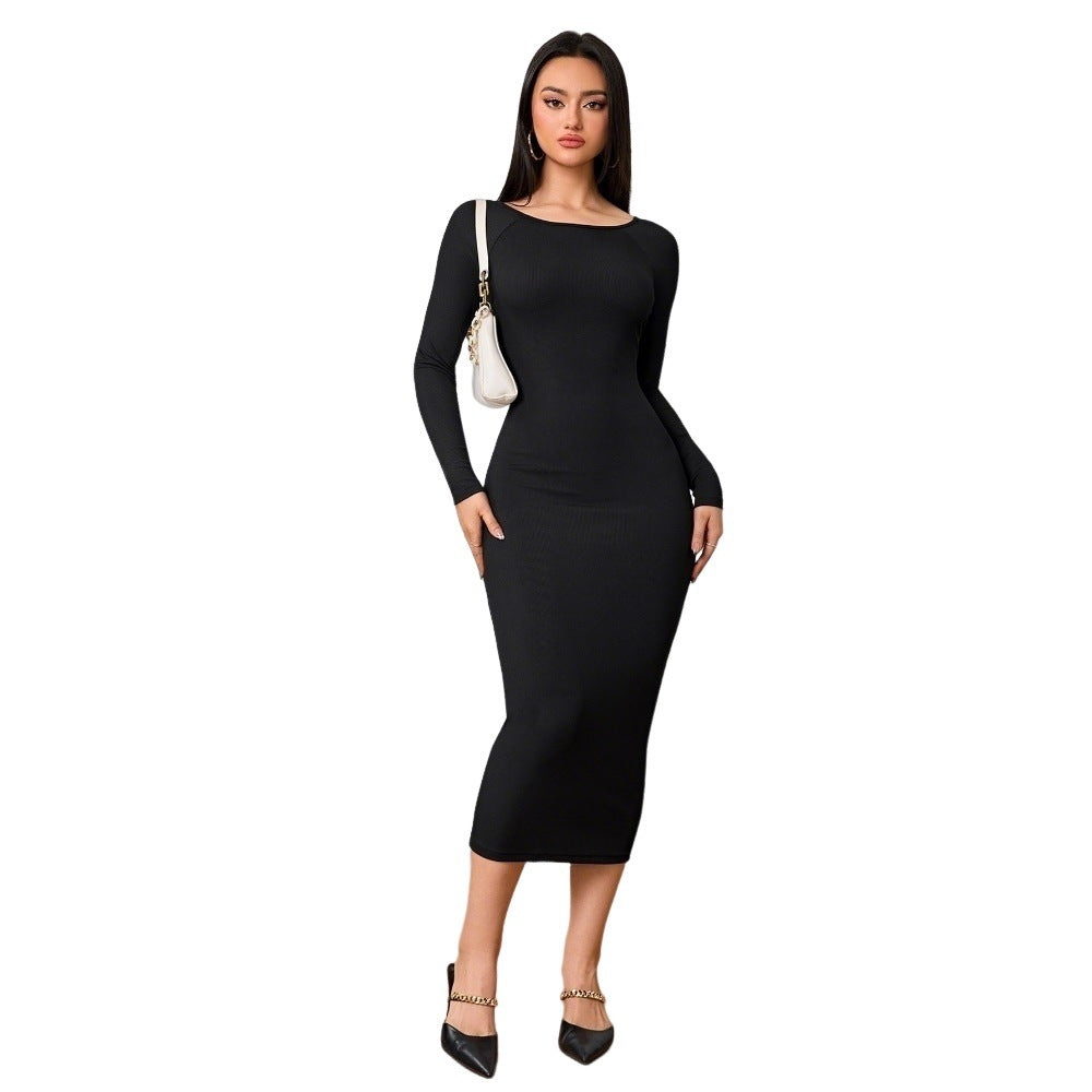 Robe midi ajustée pour femmes avec un élégant encolure ronde et des manches longues Chic & Stil