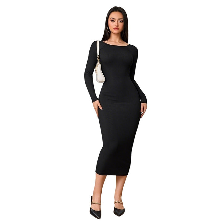 Robe midi ajustée pour femmes avec un élégant encolure ronde et des manches longues Chic & Stil