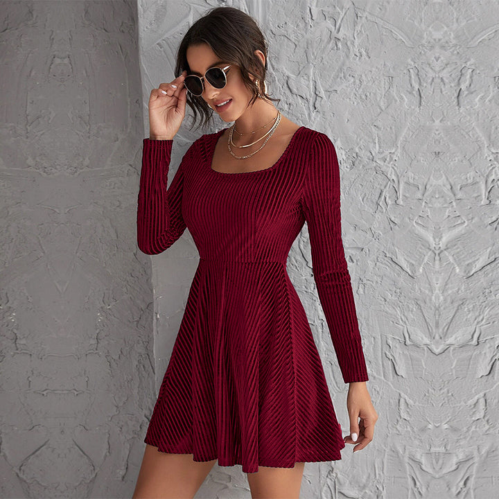 Robe mini femme à décolleté carré profond et manches longues Chic & Stil