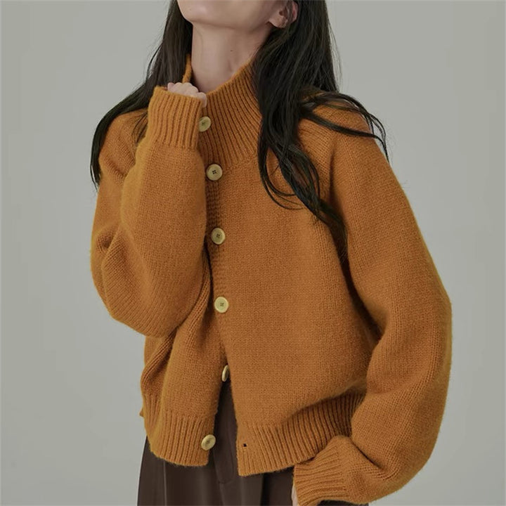 Femme cardigan mi-long avec col montant et boutons en bois tendance Chic & Stil