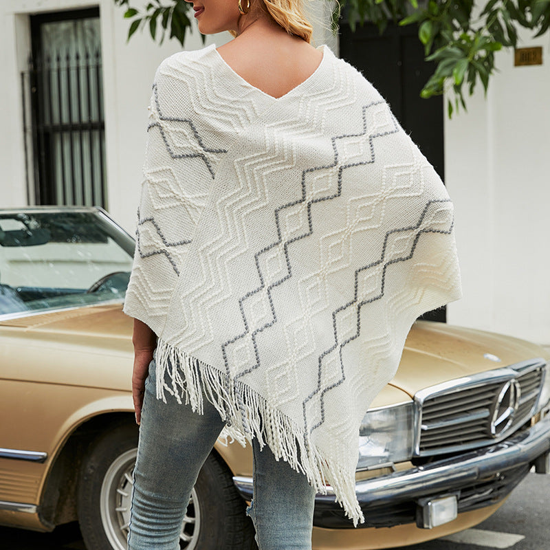 Lune London Elegant poncho for women with a striking textured pattern and decorative fringes