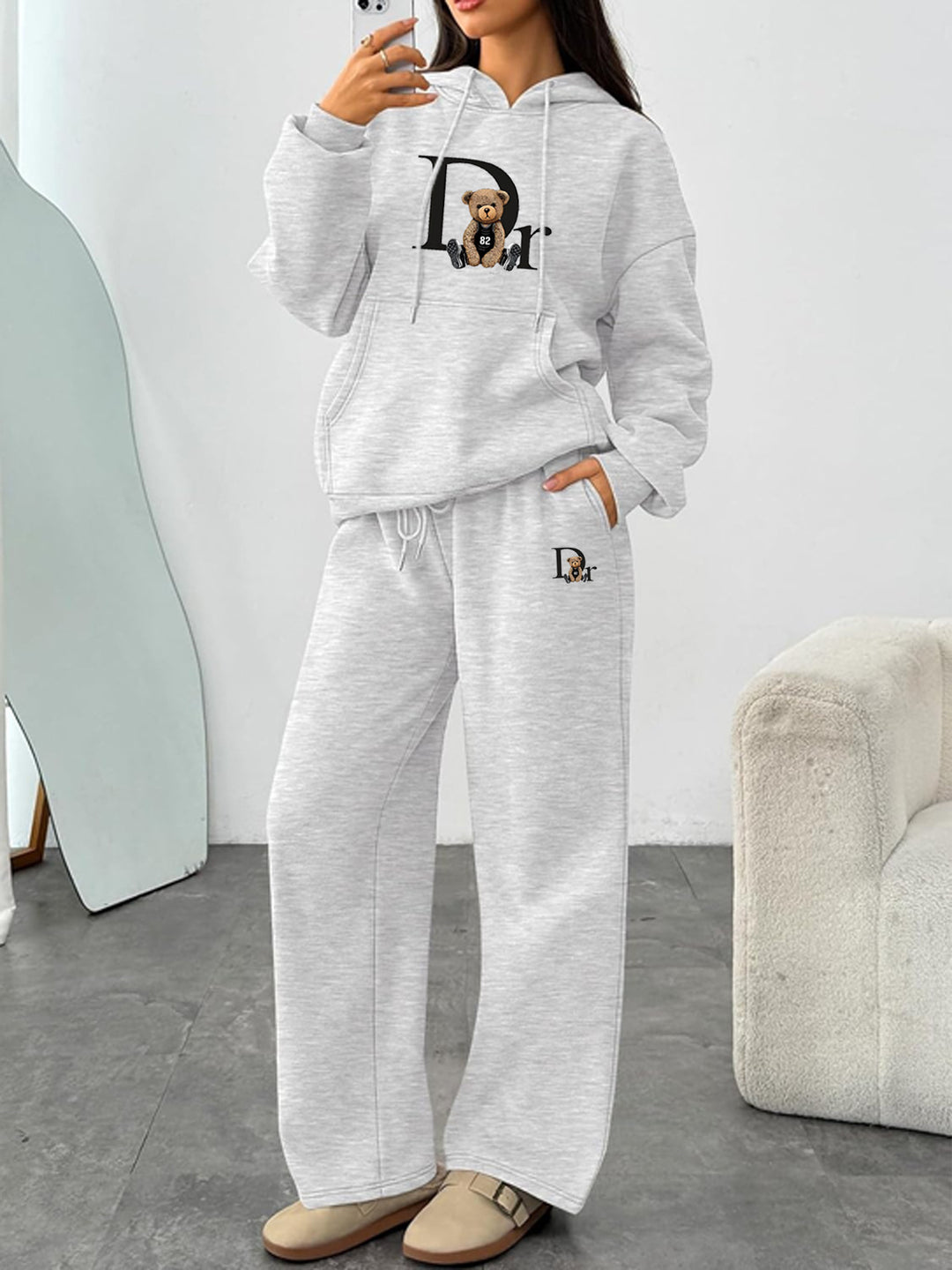 Women's casual hoodie suit with a charming bear motif and comfortable fit Chic & Stil