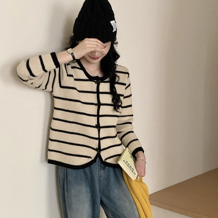 Cardigan pour femme avec design rayé et détails de boutons élégants Chic & Stil