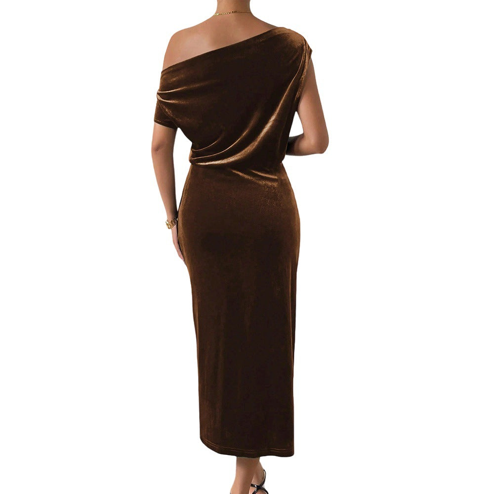 Robe maxi élégante pour femmes avec design à épaules dénudées et velours luxueux Chic & Stil