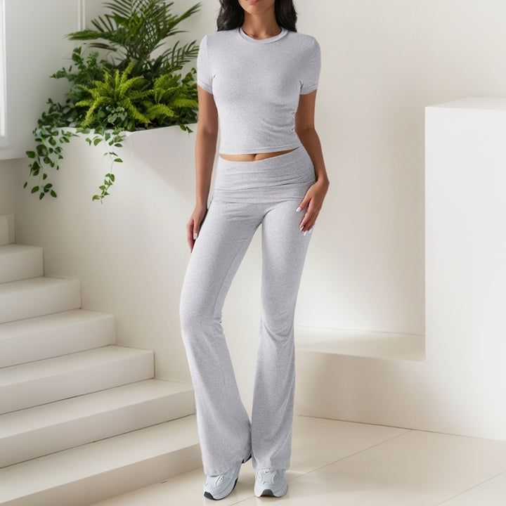 Ensemble de sport pour femmes avec haut ajusté et leggings évasés Chic & Stil