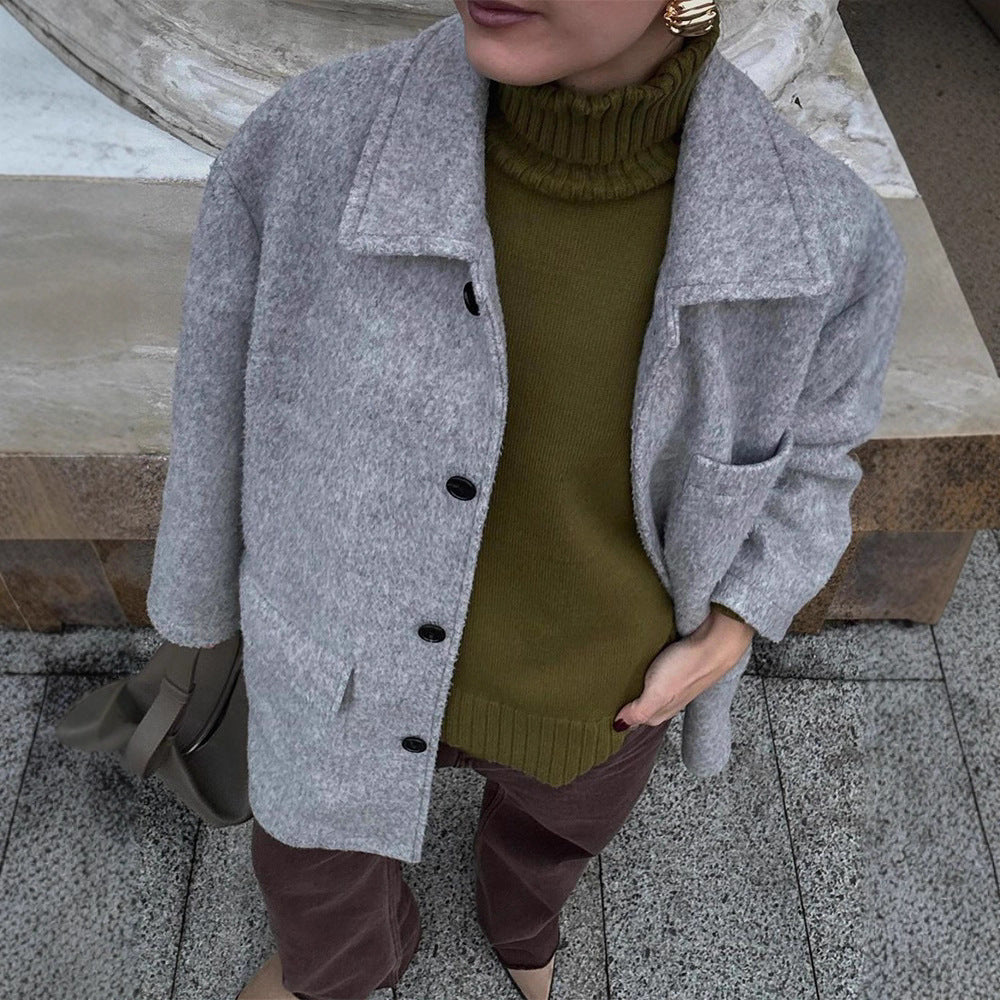 Women’s wool blend coat in boxy style with shirt collar, applied flap pockets, and button closure Amarae