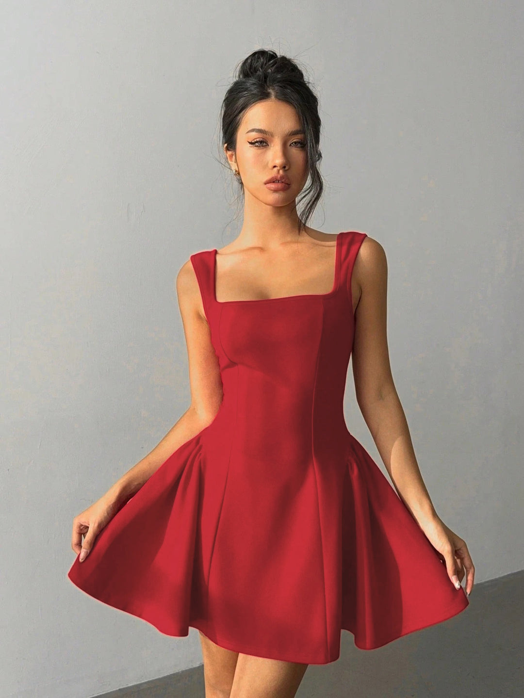 Robe femme avec coupe ajustée et décolleté carré élégant Chic & Stil