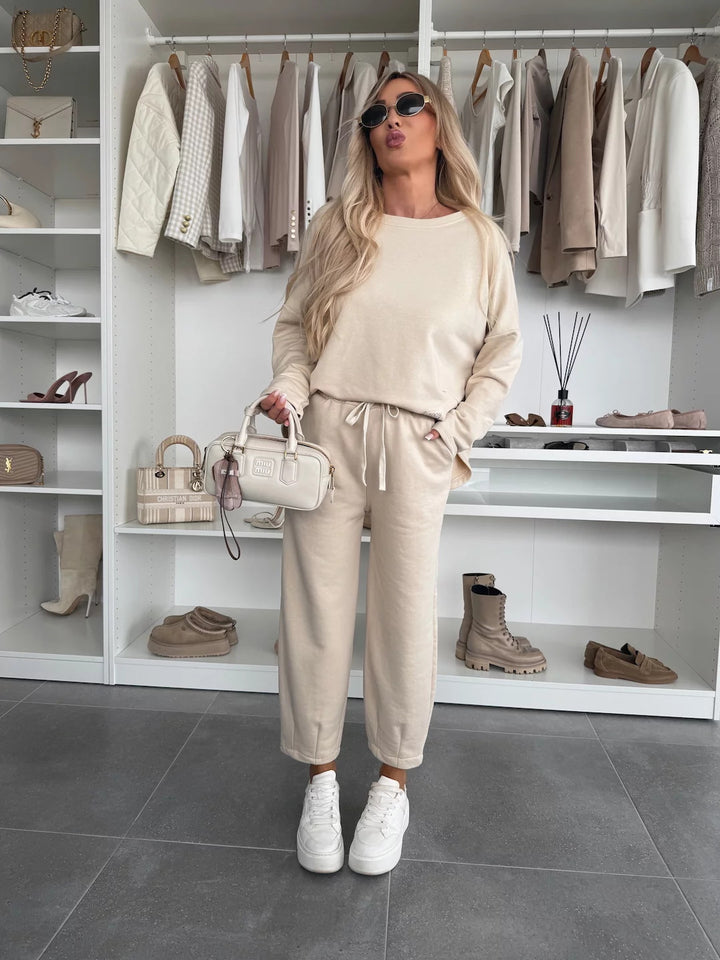 Women’s loungewear set with comfortable elastic waistband and modern sweatshirt