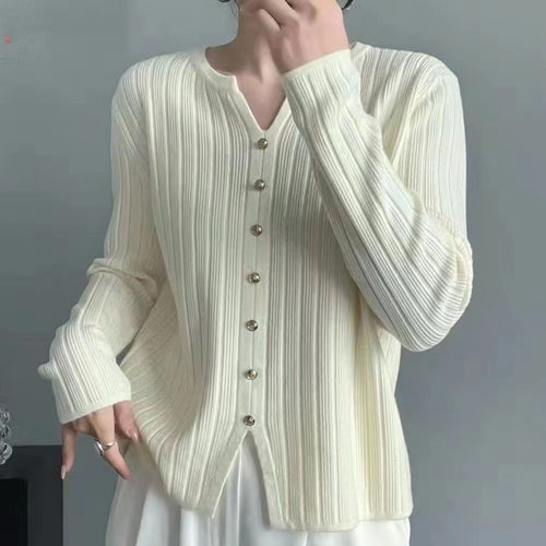 Blouse élégante pour femmes avec de fins plis et des détails de boutons Chic & Stil