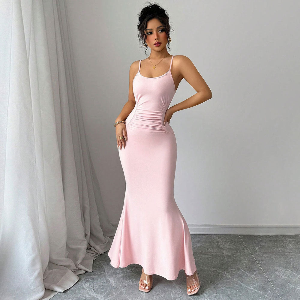 Robe maxi ajustée pour femmes avec des bretelles spaghetti et un design drapé sophistiqué Chic & Stil