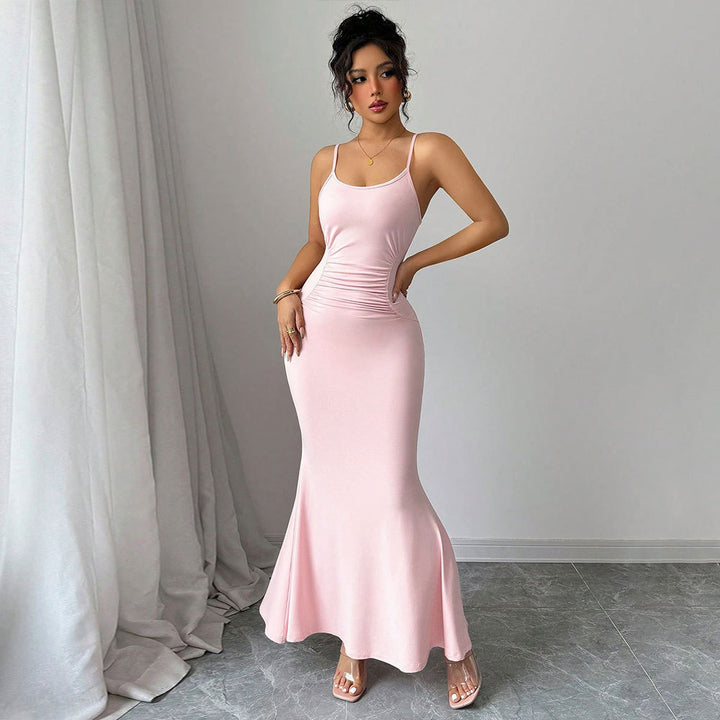Robe maxi ajustée pour femmes avec des bretelles spaghetti et un design drapé sophistiqué Chic & Stil