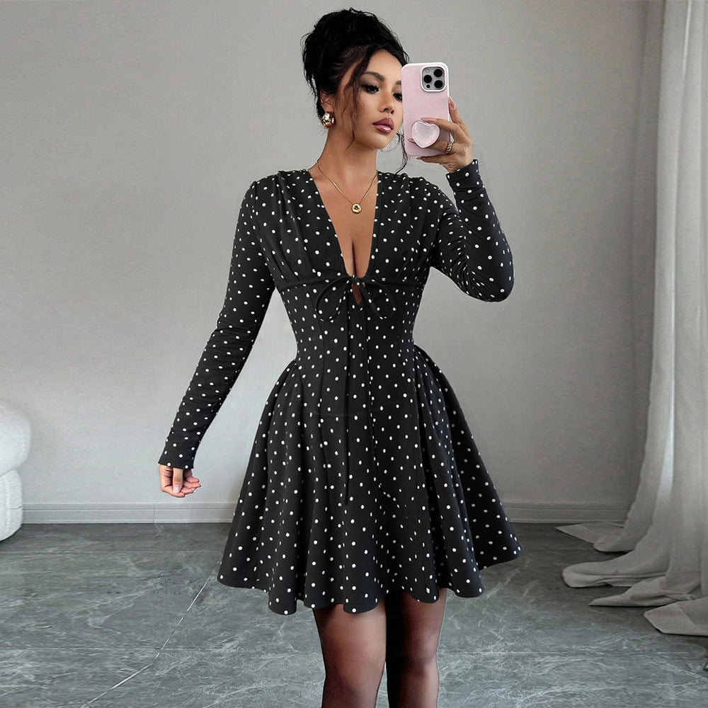 Robe mini pour femmes avec des pois et un élégant décolleté en V Chic & Stil