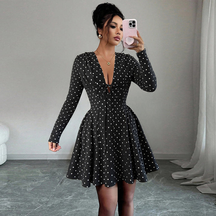 Robe mini pour femmes avec des pois et un élégant décolleté en V Chic & Stil