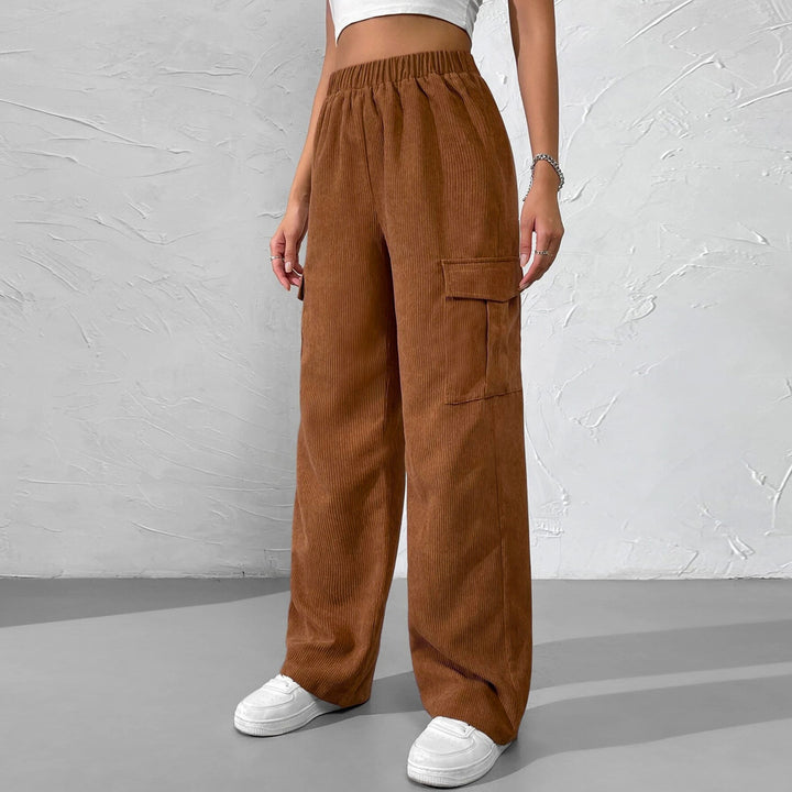 Chic & Stil Women's cargo pants in velvety material with an elastic waist and practical side pockets