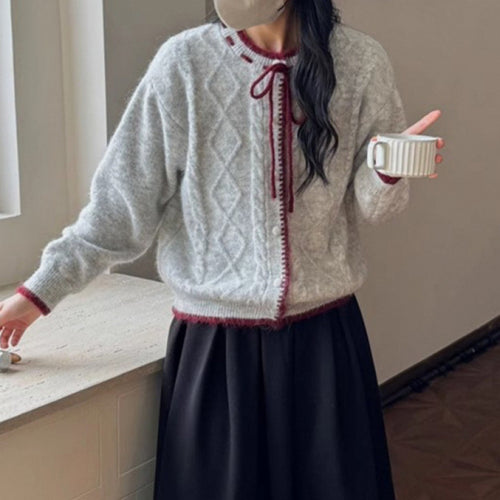 Cardigan confortable pour femmes avec tricot en câble décoratif et cordon de serrage Chic & Stil