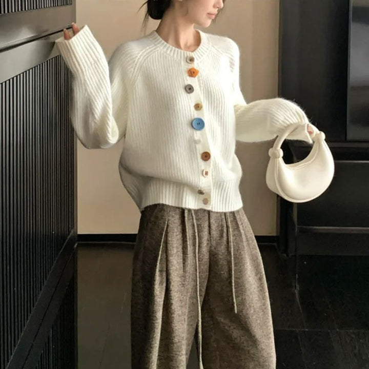 Cardigan en maille pour femmes avec des détails de boutons colorés et un matériau texturé Chic & Stil