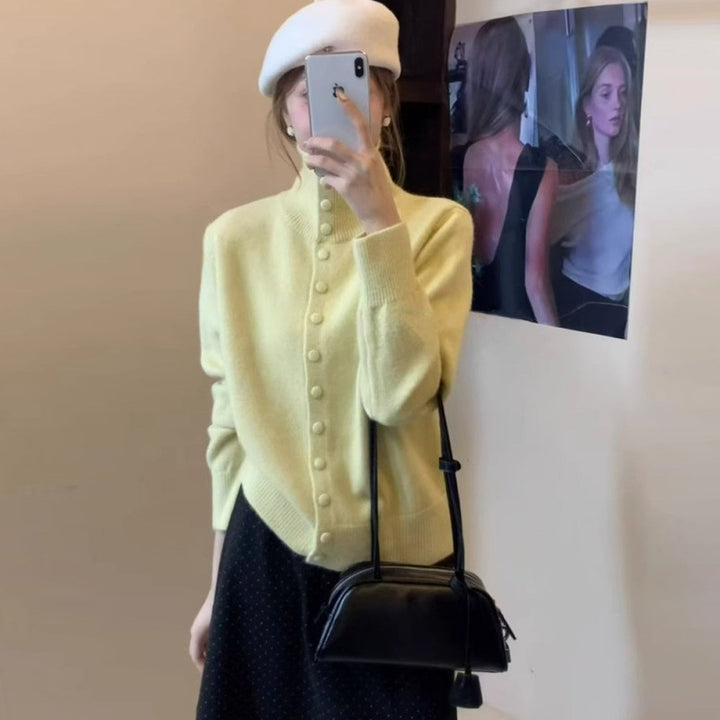 Pull en maille pour femme avec col montant et détail de bouton Chic & Stil