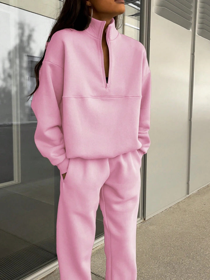 Chic and Style women's sports and leisure set with high collar and zipper