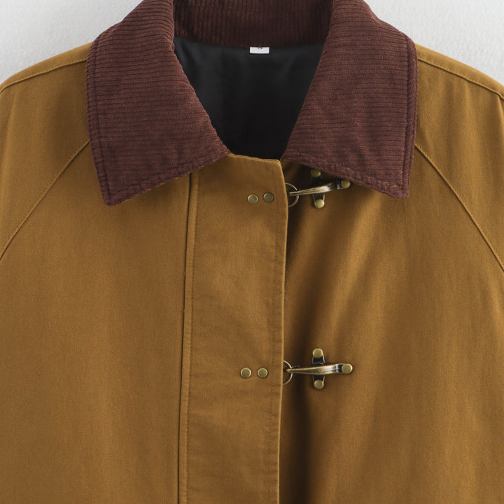 Veste utilitaire à la mode pour femmes avec poches à rabat et col carotte Chic & Stil