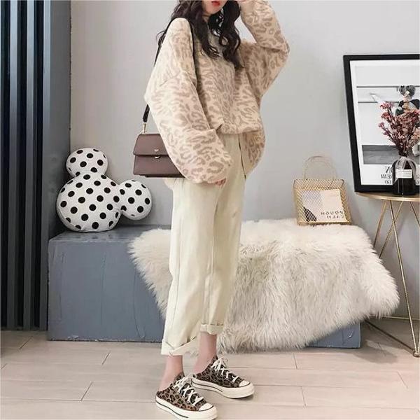 Oversized knitted sweater for women with modern animal pattern Lune London