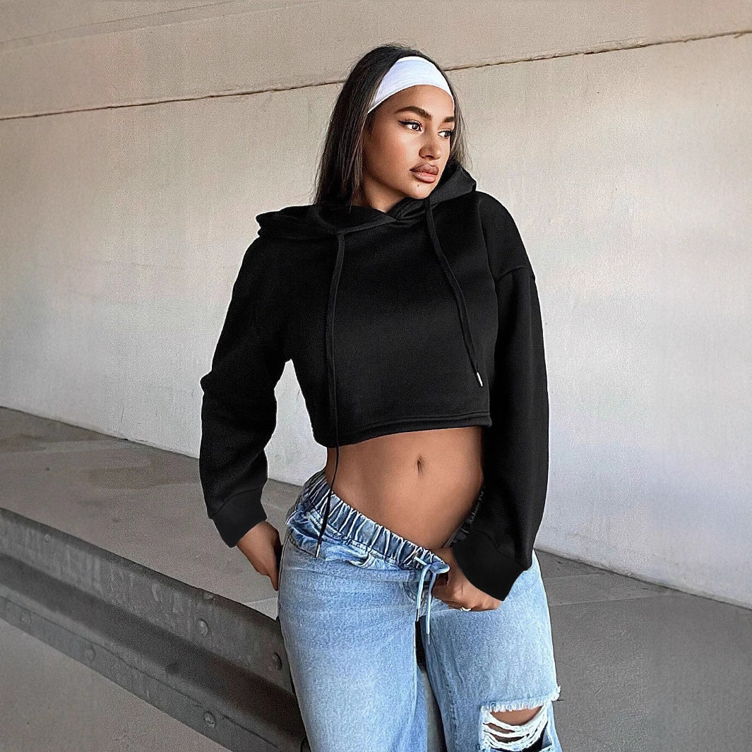 Sweatshirt court pour femmes avec une coupe décontractée et une capuche Chic & Stil